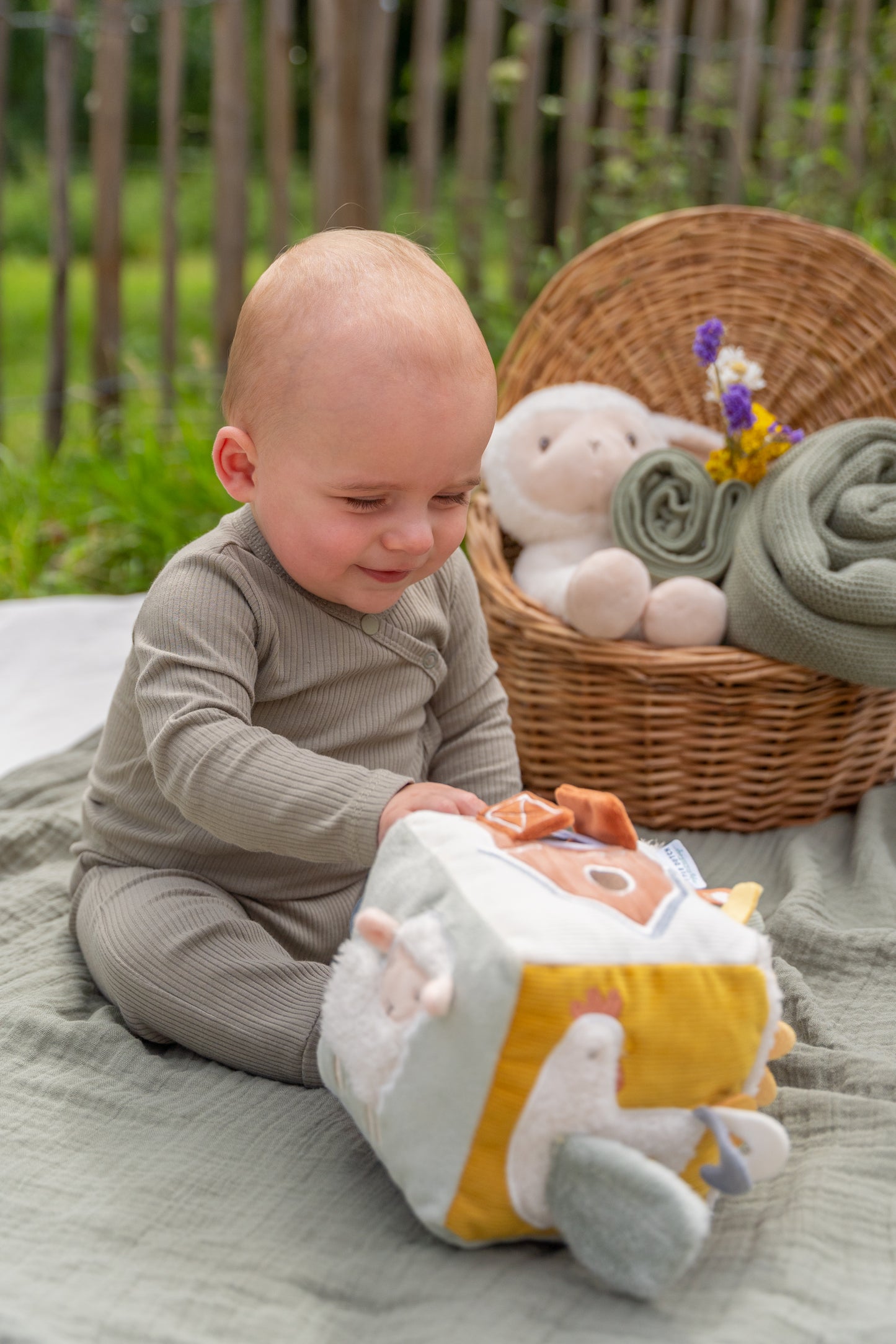 Little Dutch soft activity cube - little farm - Wilf & Friends
